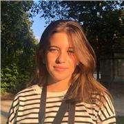 Profesora de herramientas de diseño gráfico a gente que quiere aprender de cero o ampliar sus conocimientos