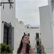 Soy de letras, puedo enseñar a leer, a escribir, lengua de primaria y la ESO, latín y griego de bachillerato y B2 de francés.
