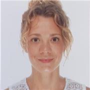 Profesora de clases de inglés a alumnos de todas las edades