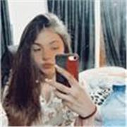 Me definiría como una profe cercana, creativa y paciente. Me gusta explicar las cosas de forma fácil y divertida, usando ejemplos 