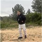 Soy competidor de kick boxing, y me gustan mucho los niños, así que podría enseñar a algún niño.