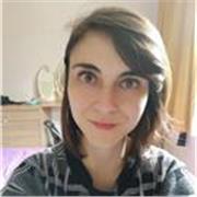 Profesora de inglés imparte clases a niños, adultos tanto presencial como online