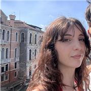 Studentessa universitaria di lingue con B2 in inglese e francese offre lezioni di lingua e materie umanistiche