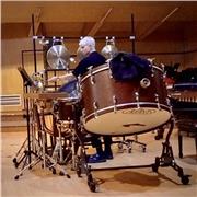 Native française, j’ai eu l’occasion de donner des cours de mathématiques comme de français ou de musique. Je m’adapte facilement.