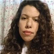 Profesora de Lengua y Literatura imparte clases a alumnos y alumnas de los niveles primario y secundario