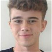 Estudiante de medicina entusiasmado por enseñar biología y quimica a niños de primaria, ESO y bachillerato