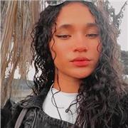 profesora de ingles imparte clases a niños de todas las edades