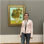 Laureata in lingua spagnola impartisce lezioni di lingua e letteratura spagnola per studenti di scuola media, superiore e liceo