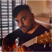 ¿Buscas a alguien que te enseñe guitarra eléctrica o criolla? ¿Sos nivel principiante o intermedio? Yo te puedo ayudar, soy guitar