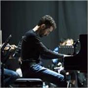 Laureato in pianoforte con il massimo dei voti, lode e menzione d'onore, concertista, insegnante, offre lezioni di pianoforte