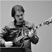 Clases por profesor titulado superior en la especialidad de guitarra de jazz