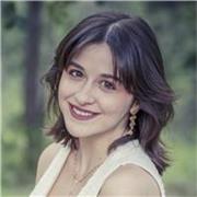 Estudiante de primer año de carrera en Diseño (BAU). Título en ESO y Bachillerato de Humanidades. Facilidad en inglés