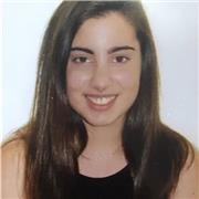 Amable, alegre, apasionada, autoexigente, trabajadora, empática, comprensiva, sociable, inteligente y centrada.