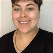 Profesora de Inglés da clases a alumnos de enseñanza básica y media