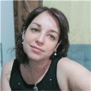 Profesora de primaria imparte clases de matemáticas y otras áreas