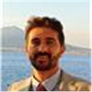 Giovane avvocato impartisce lezioni di diritto a studenti universitari e di scuola secondaria di secondo grado