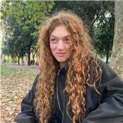 Sono una ragazza di 18 anni madrelingua inglese che offre lezioni e conversazione per bambini e ragazzi delle scuola elementari, medie e superiori