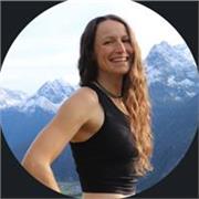 Yoga-Trainerin: Dynamic Vinyasa & sanfte Einheiten, Anfänger bis Fortgeschrittene & Senioren (Deutsch/Englisch; online/Innsbruck)