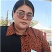 Maestra de clases en línea especializada en historia, filosofía y matemáticas