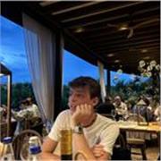 Sono Marco, frequento il primo anno di Economia Aziendale presso l’Università Cattolica di Milano, tengo lezioni di greco e latino