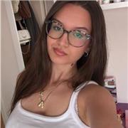 Profesora de inglés apta para dar lecciones a niños de todas las edades, especialmente de primaria, y ESO