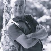Professeur de yoga enseignant le Hatha, le Yin et le Restorative yoga
