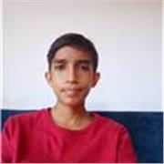 Estudiante joven que enseña matemáticas