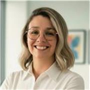 Profesora de inglés con 28 años de experiencia ayudando a adultos a comunicarse con confianza.