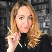 Sono autrice di due libri, correggo bozze, editor, creo copertine, gestisco la promozione dei libri e l’organizzazione degli eventi di promozione, facendo anche da presentatrice agli stessi. Attraverso le mie lezioni ti guiderò verso la pubblicazione del