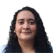 Profesora de apoyo para niños en tareas escolares y refuerzos