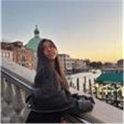 Profesora de diseño apto para niños y adolecentes