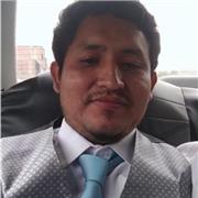 Profesor de Matemáticas imparte clases a escolares y Pre-universitarios