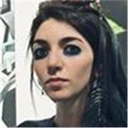 Licenciada en bellas artes con máster en investigación en arte y creación, con más de diez años de experiencia en docencia 