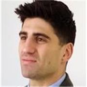 Giovane professionista, consulente legale specializzato in diritto civile, del lavoro, penale ed ambientale, impartisce lezioni a giovani studenti od anche universitari