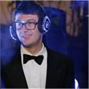 Ragazzo diplomato al liceo linguistico impartisce lezioni private di inglese per ragazzi che frequentano le scuole superiori