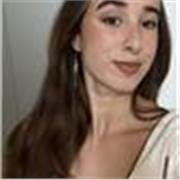 Profesora de inglés nativa-bilingüe con 5 años de experiencia impartiendo clases, especialmente a niños de primaria. 