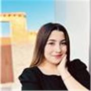 Profesora de español para extranjeros, dispuesta y capaz de enseñar y compartir conocimiento con personas de todas las edades.