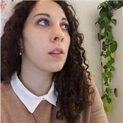 Ragazza insegna come approcciare a lavori grafici o di motion design