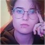 Profesor joven con titulación en el sector de la informática