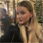 Insegnante di italiano, specializzata in grammatica e speaking per stranieri, ma anche letteratura italiana