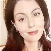 Laureata in Lingue per la Mediazione e Lettere Moderne impartisce lezioni per studenti di scuole medie e superiori