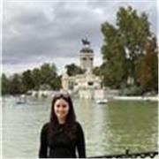 Profesora de inglés imparte clases a niños y adultos de todas las edades