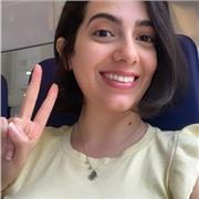 Je suis une étudiante en Master de communication digitale à l’école de journalisme et de communication d’Aix Marseille, je suis de nationalité Tunisienne donc ma langue natale c’est l’arabe et je la maîtrise très bien, ce qui me permet de transmettre mes