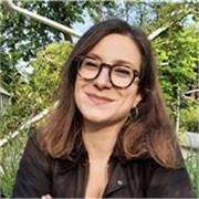 Lavoratrice impartisce lezioni di lingua francese