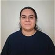 Profesor de física que da clases a estudiantes de secundaria o primaria