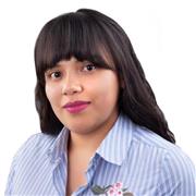 Profesora de psicología imparte clases sobre esta carrera a estudiantes de cualquier edad