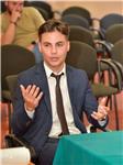 Laureato in filosofia, impartisce lezioni di italiano, filosofia, sociologia, psicologia e antropologia
