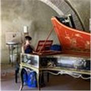Studentessa di Pianoforte e Clavicembalo presso il Conservatorio di Firenze, insegno strumenti a tastiera e teoria musicale