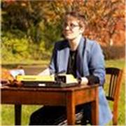 Professeure certifiée en français pendant 10 ans, je suis aujourd'hui formatrice et donne des cours particuliers en français.