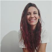 Profesora de apoyo escolar centrada em asignaturas de Humanidades